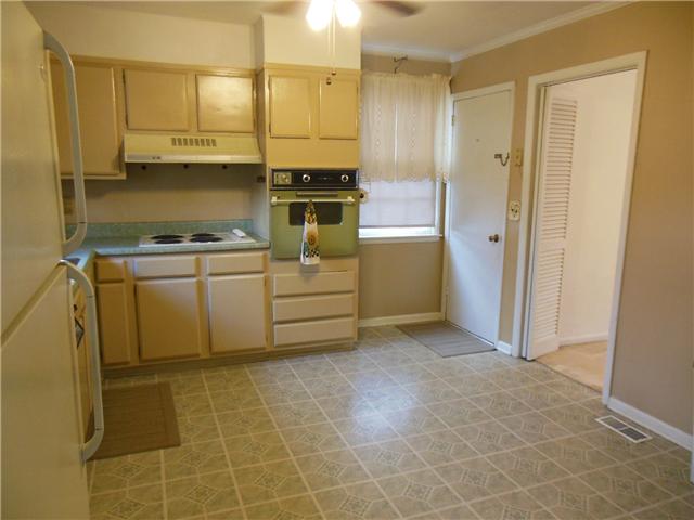 2403 Hickory Drive Springfield, TN 37172 - Photo 5 of 16 Roomy Kitchen