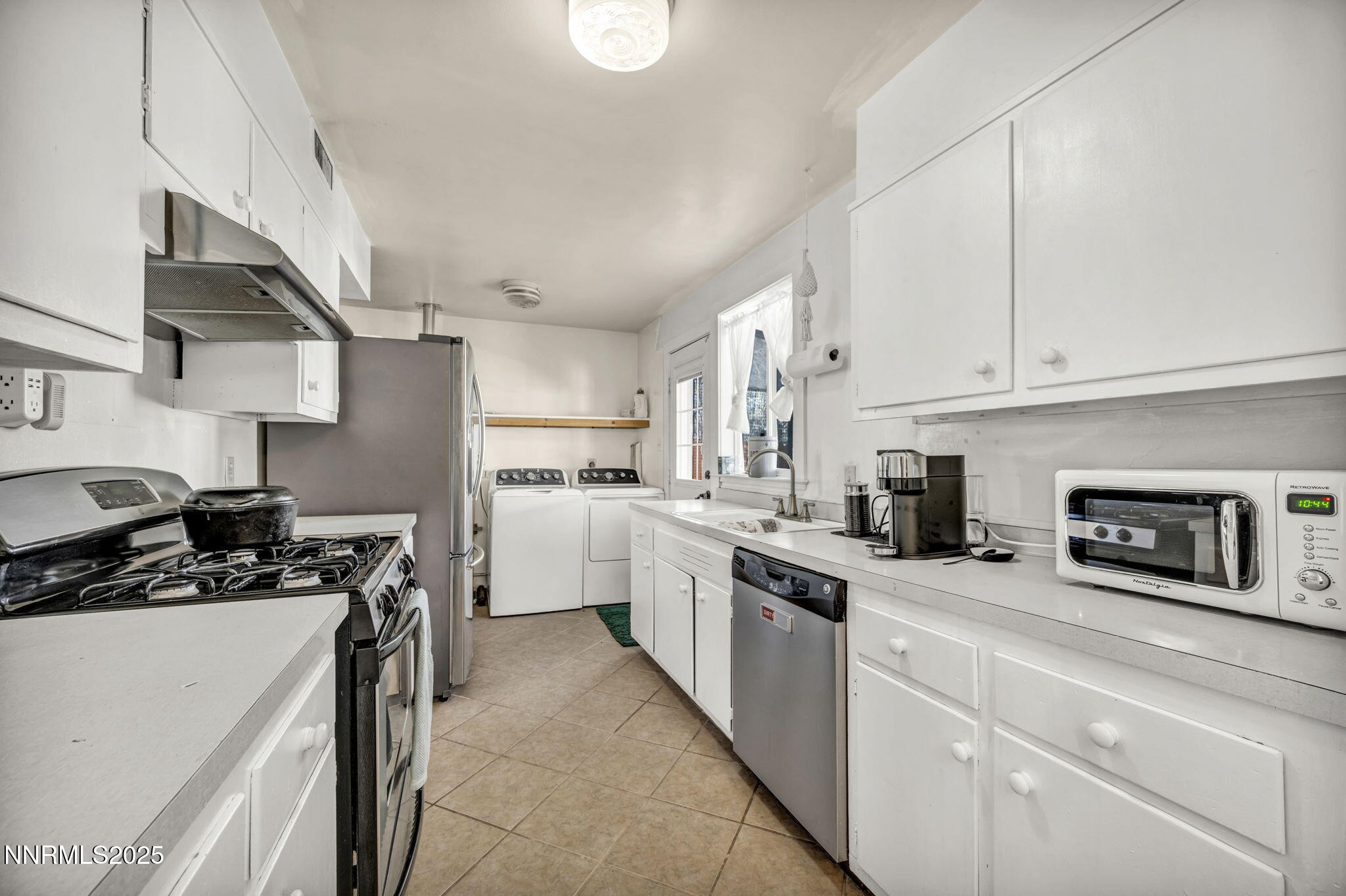 13623 Mt Baldy Street Reno, NV 89506 - Photo 34 of 46 a kitchen with cabinets and appliances