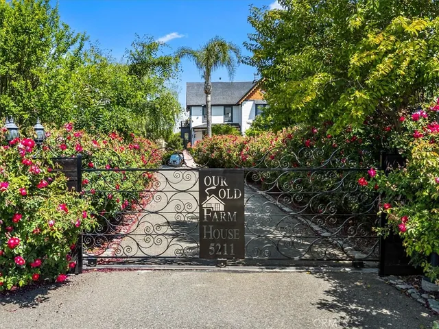 a view of a yard in front of house