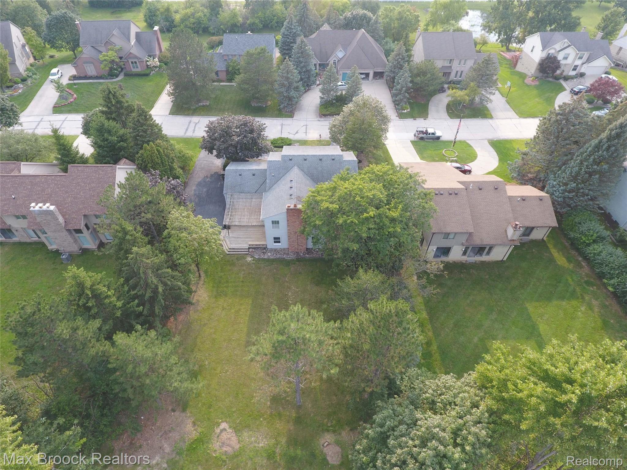 37206 Chesapeake Road Farmington, MI 48335 - Photo 28 of 31 Aerial View of Back