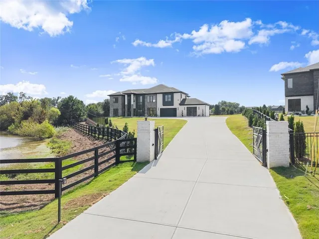 a view of entryway with balcony