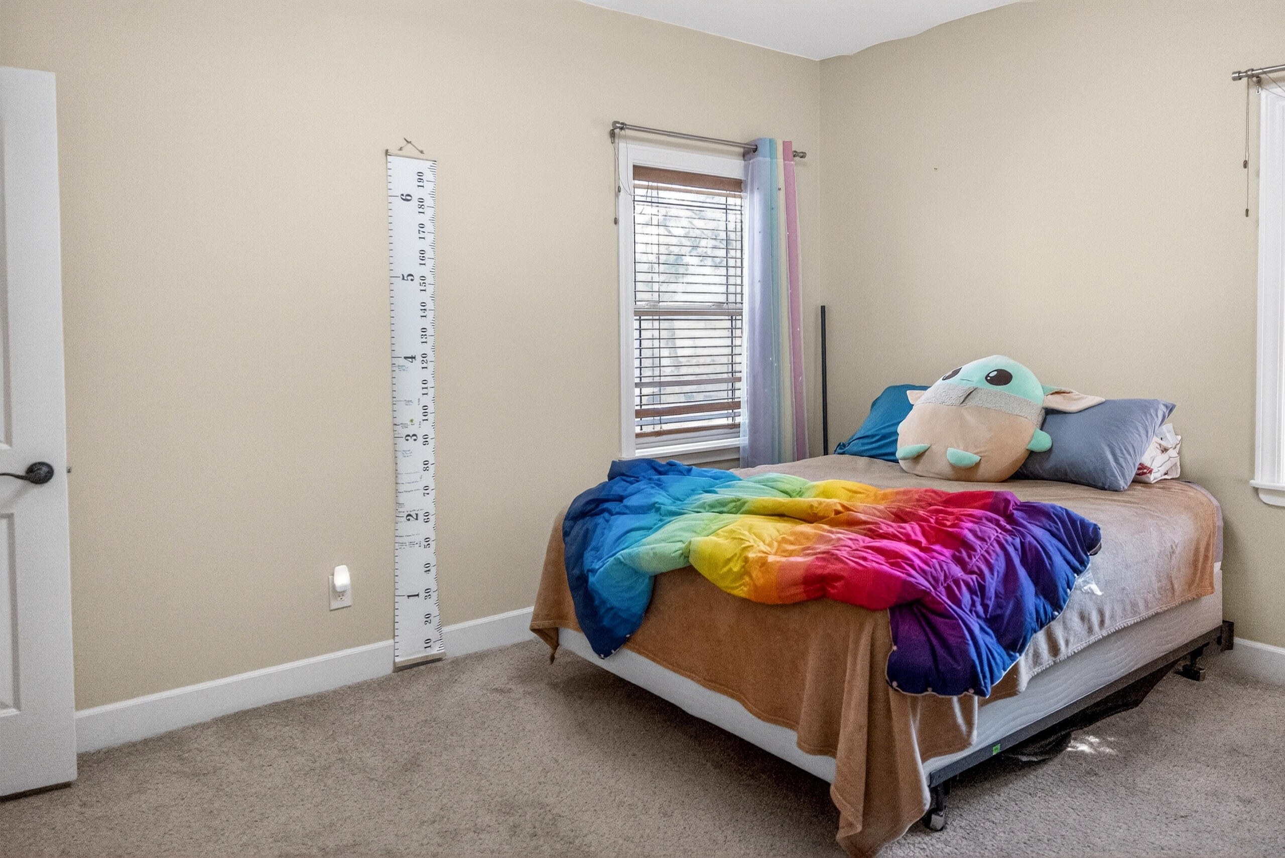 10421 Kestrel Road Klamath Falls, OR 97601 - Photo 42 of 56 a large bed sitting in a bedroom next to a window