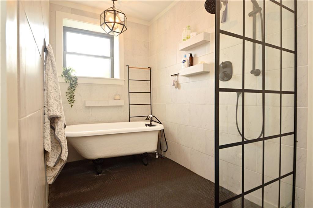 99 South 13th Street Pittsburgh, PA 15203 - Photo 29 of 50 a bathroom with a bathtub and next to a window