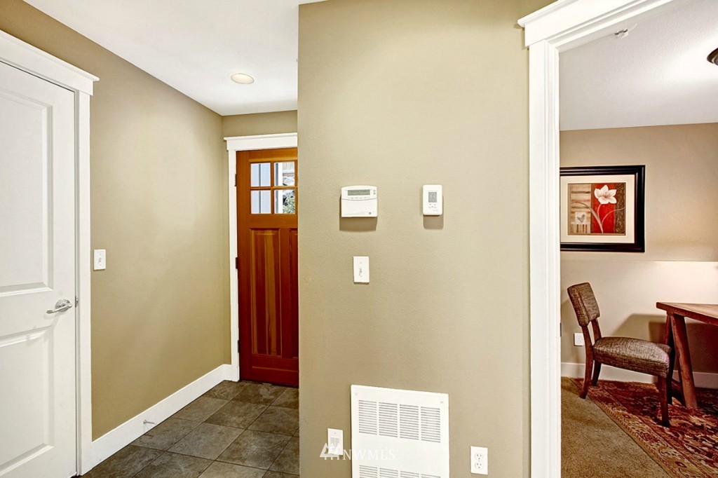 2110 West Ruffner Street Seattle, WA 98199 - Photo 2 of 24 Gallery Image 2