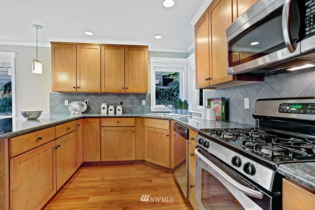 2110 West Ruffner Street Seattle, WA 98199 - Photo 11 of 24 Gallery Image 11