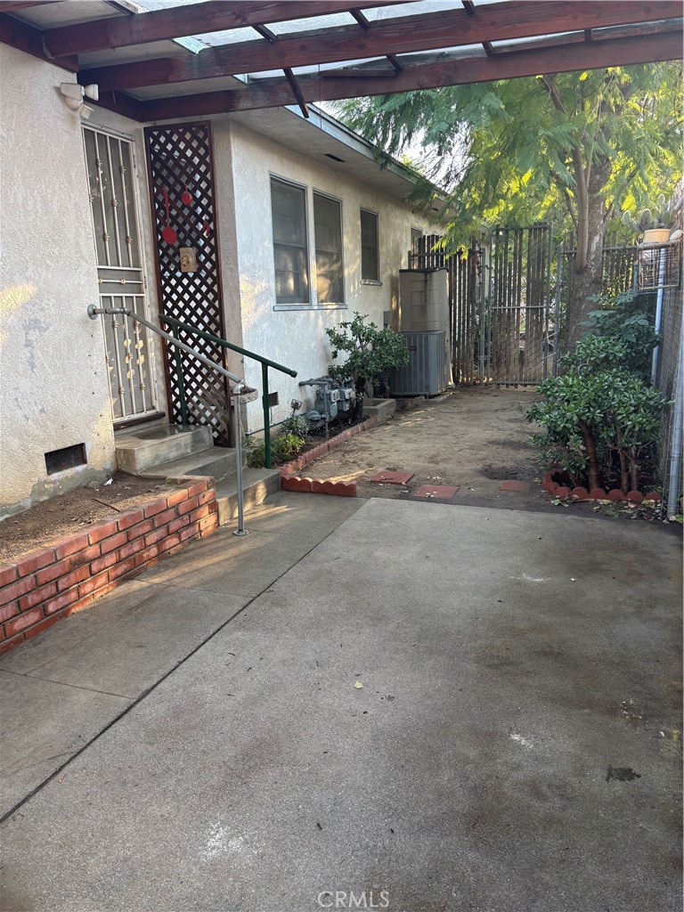 3562 Holding Street Riverside, CA 92501 - Photo 12 of 13 Private back patio/yard