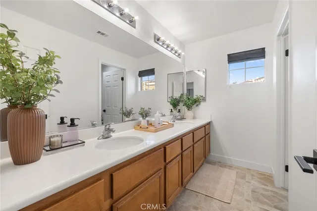 $1,125,000 | 21174 Lone Star Way, Saugus, CA 91390