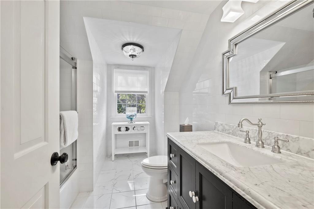 306 Wildberry Road Pittsburgh, PA 15238 - Photo 17 of 25 Hall bath