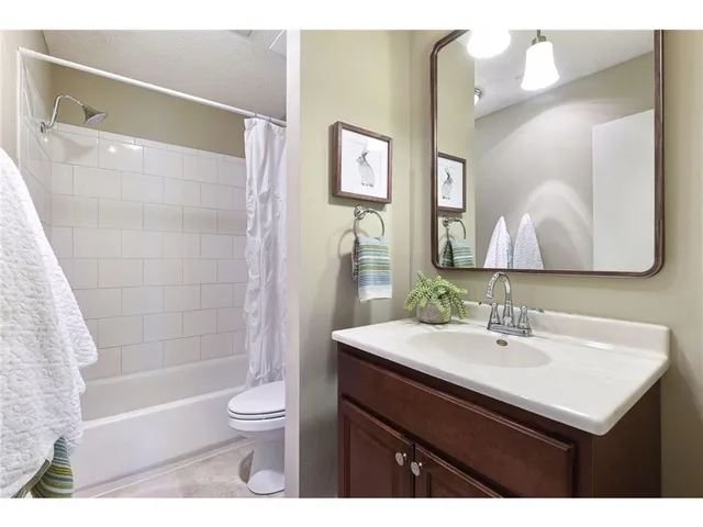 $123,900 | 10211 Cedar Lake Road, Unit 109, Minnetonka, MN 55305