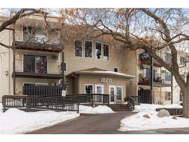 $123,900 | 10211 Cedar Lake Road, Unit 109, Minnetonka, MN 55305