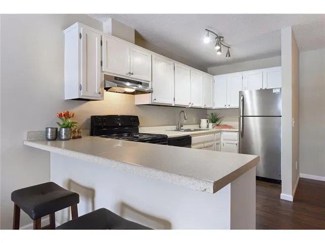 $123,900 | 10211 Cedar Lake Road, Unit 109, Minnetonka, MN 55305