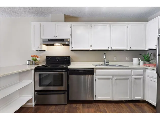 $123,900 | 10211 Cedar Lake Road, Unit 109, Minnetonka, MN 55305