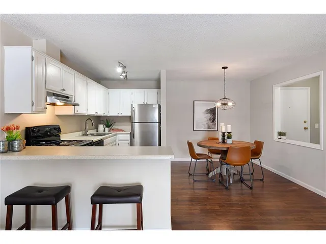 $123,900 | 10211 Cedar Lake Road, Unit 109, Minnetonka, MN 55305