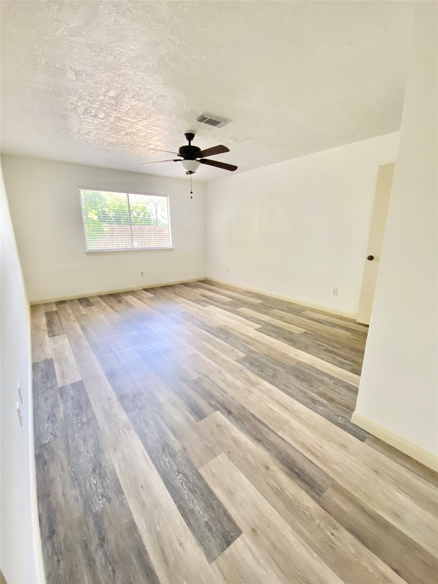 4203 Breckenridge Drive Houston, TX 77066 - Photo 14 of 43 a view of an empty room