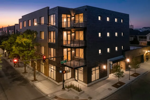 $4,995 | 3604 North Campbell Avenue, Unit 202, Chicago, IL 60618