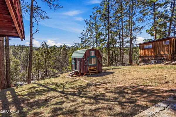 a view of a house with backyard