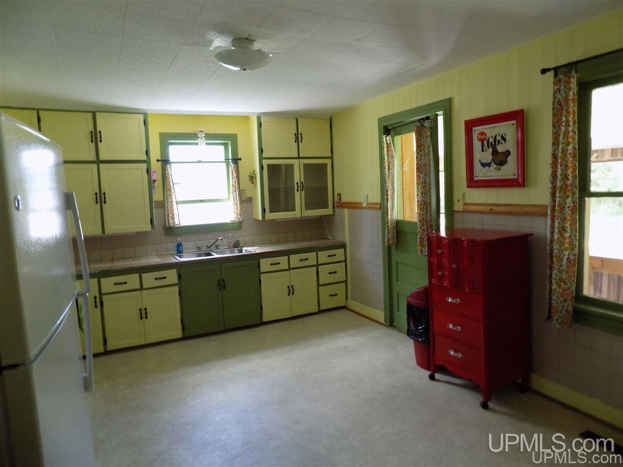 877 N River Road Manistique, MI 49854 - Photo 8 of 43