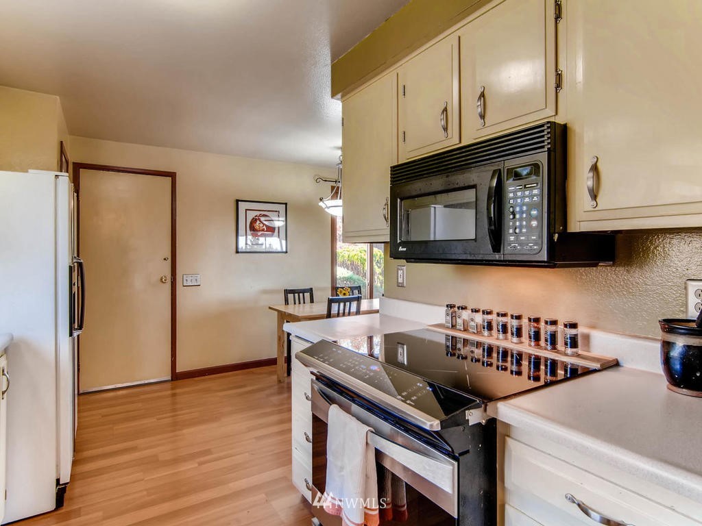 20205 103rd Place Northeast Bothell, WA 98011 - Photo 9 of 25 Gallery Image 9