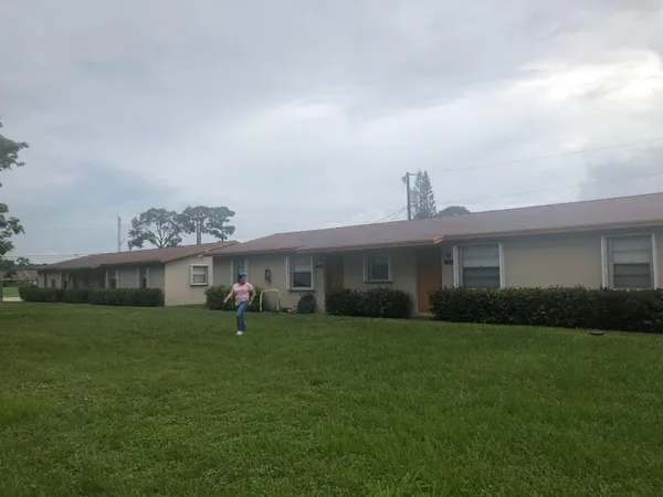 a view of a house with a yard
