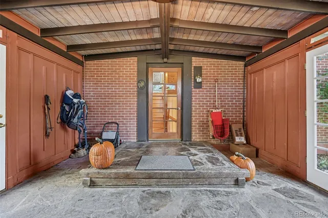 a view of a house with backyard