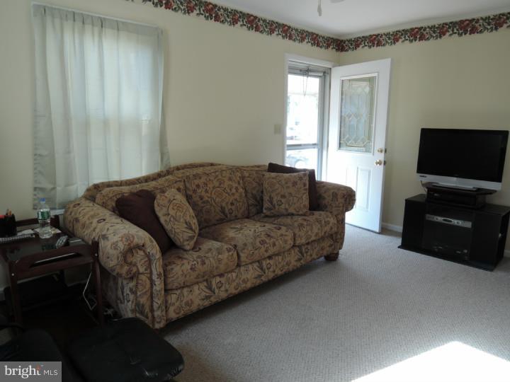 10 Collins Road Hamilton, NJ 08619 - Photo 3 of 11 Living Room