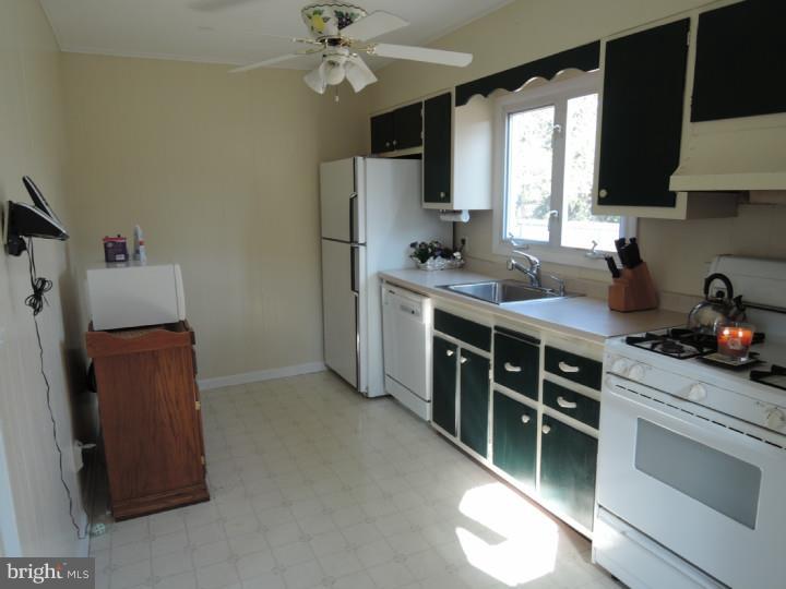 10 Collins Road Hamilton, NJ 08619 - Photo 6 of 11 Kitchen