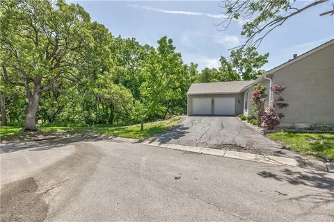 $330,000 | 10781 Oakmont Street, Overland Park, KS 66210
