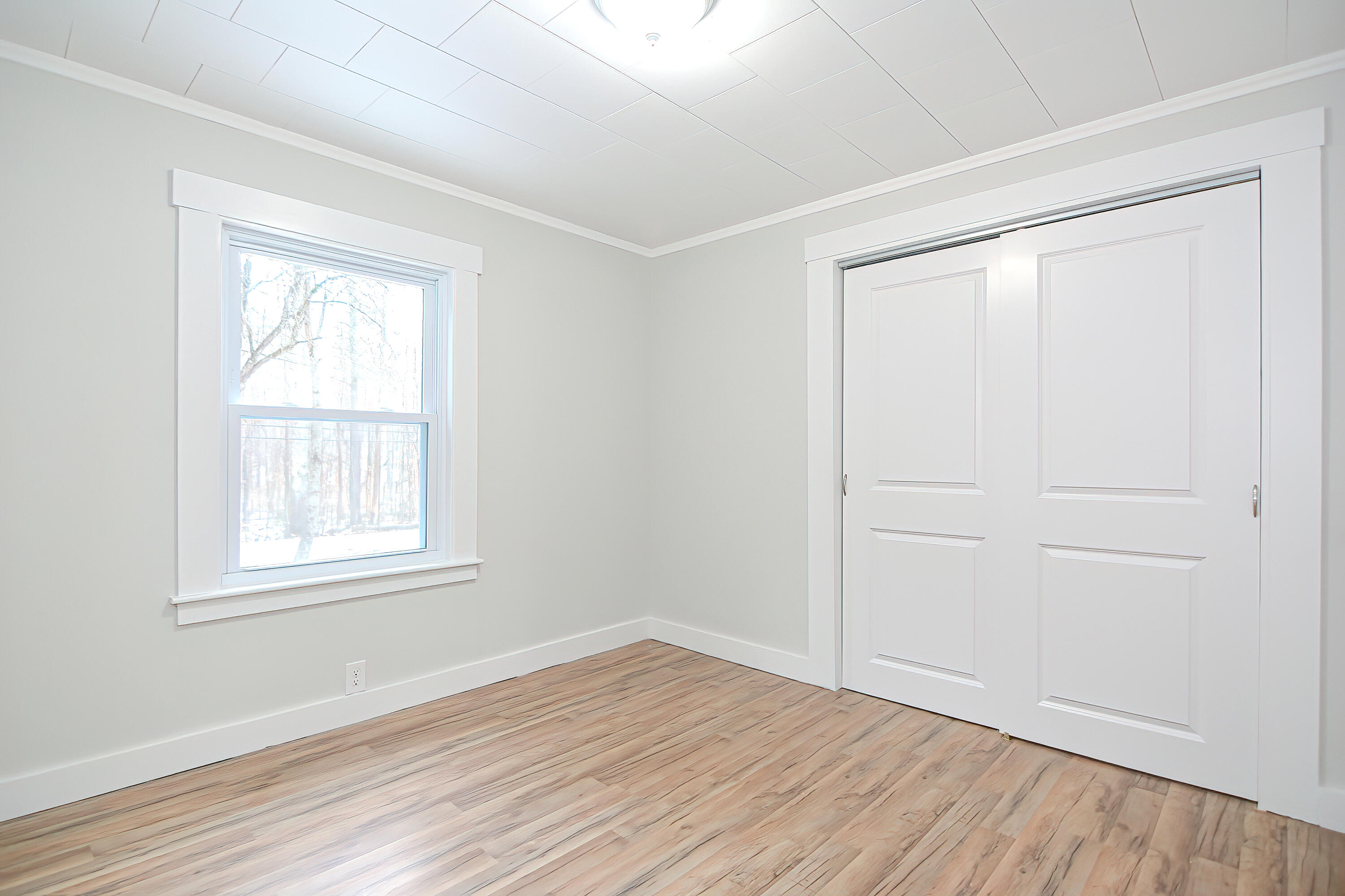 386 Center Road Lebanon, ME 04027 - Photo 16 of 32 Primary Sitting Area