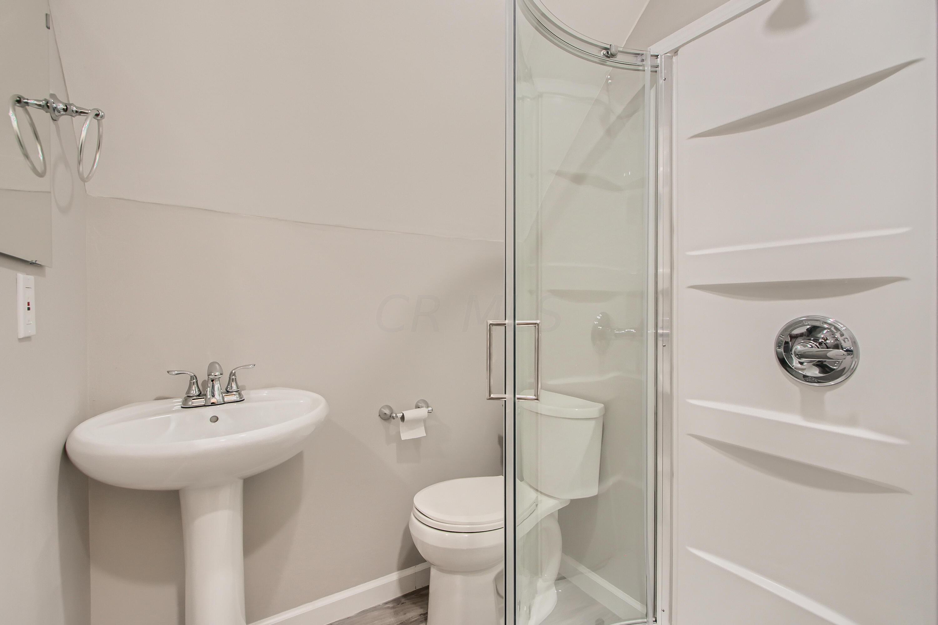 5209 Drivemere Road Hilliard, OH 43026 - Photo 23 of 28 29 2nd Floor Bathroom