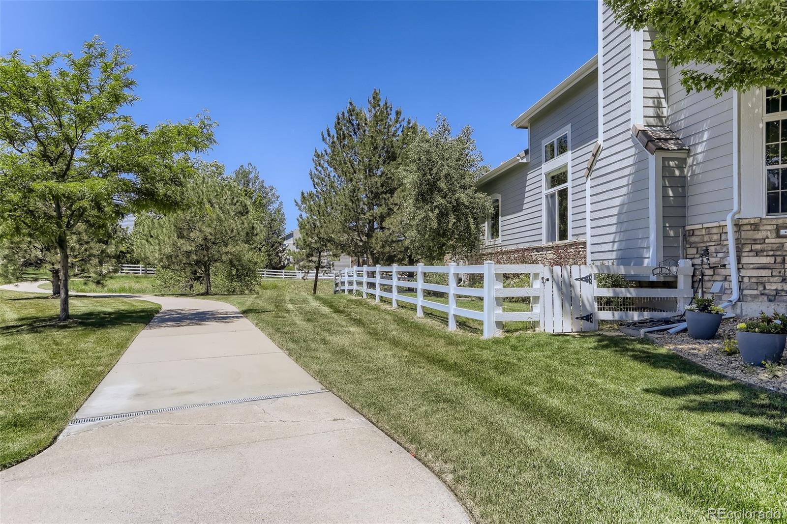 10189 Longview Drive Lone Tree, CO 80124 - Photo 38 of 40 a backyard of a house with table and chairs