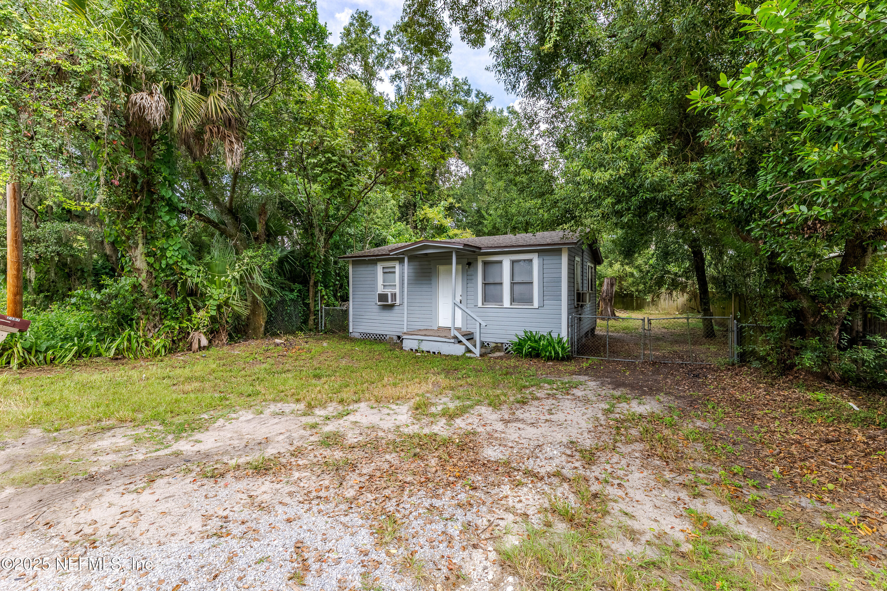 2387 2nd Avenue Jacksonville, FL 32208 - Photo 20 of 20 a view of a house with backyard and garden