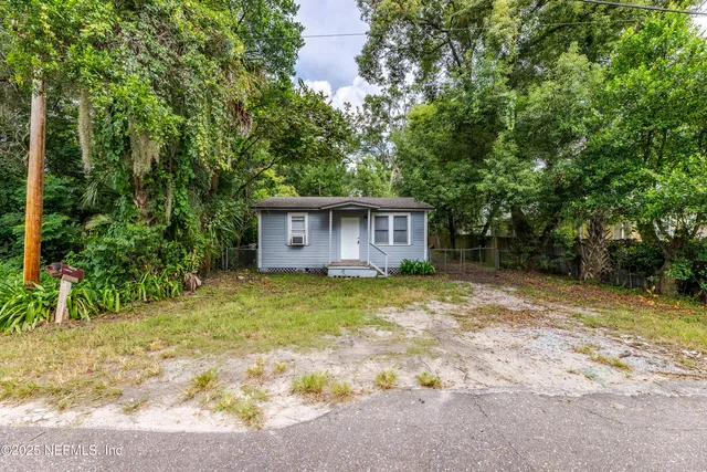 a view of a house with yard and a tree
