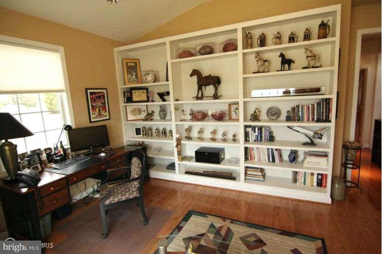 3330 Blenheim Road Phoenix, MD 21131 - Photo 22 of 30 Living Room w/built in bookshelves