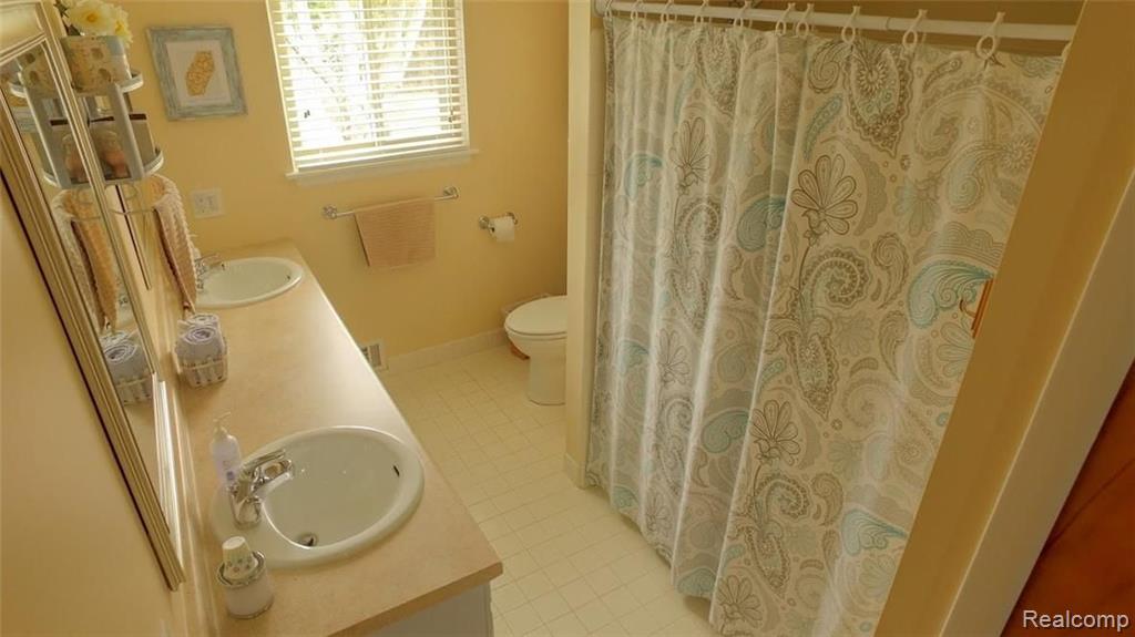 250 Donegal Drive Rochester Hills, MI 48309 - Photo 15 of 25