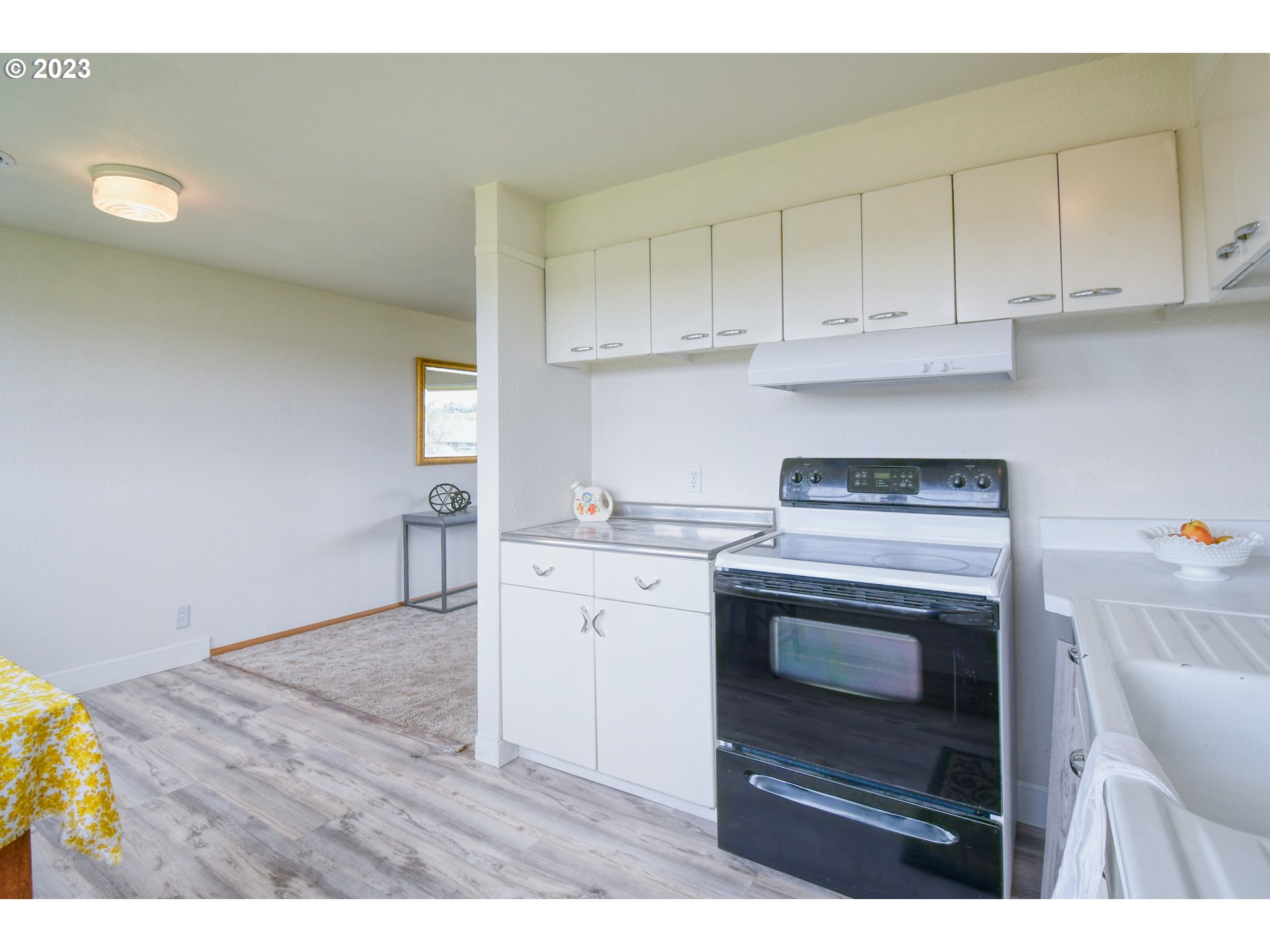 1617 Southwest Hailey Avenue Pendleton, OR 97801 - Photo 9 of 24 a kitchen with granite countertop white cabinets and white appliances