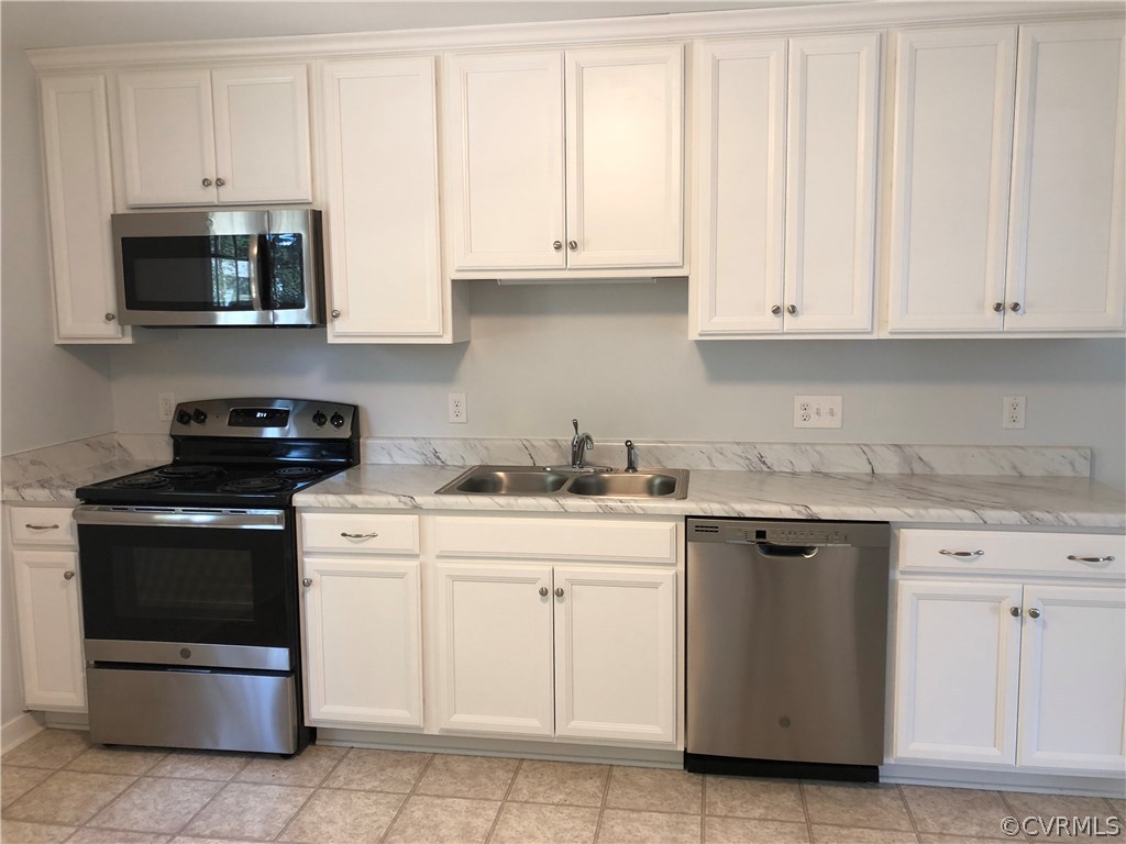 200 South Valley Road Colonial Heights, VA 23834 - Photo 3 of 9 EAT IN KITCHEN WITH STAINLESS APPLIANCES AND WHITE