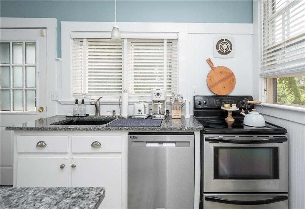 3 Pell Street Newport, RI 02840 - Photo 8 of 25