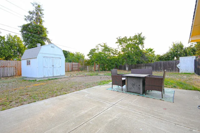 a view of a backyard