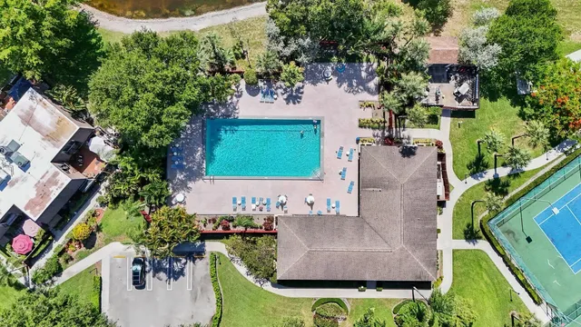 a view of a backyard