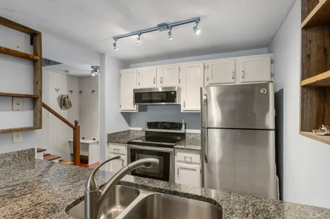 $329,999 | 5 Glengarry Drive, Unit 5, Stratham, NH 03885