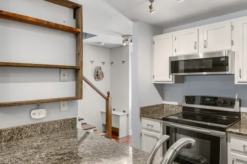 $329,999 | 5 Glengarry Drive, Unit 5, Stratham, NH 03885