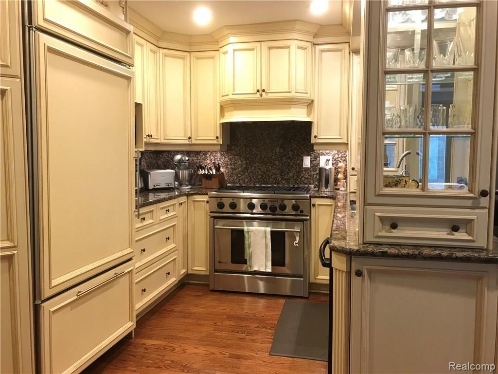875 Hampton Circle Rochester Hills, MI 48307 - Photo 12 of 47