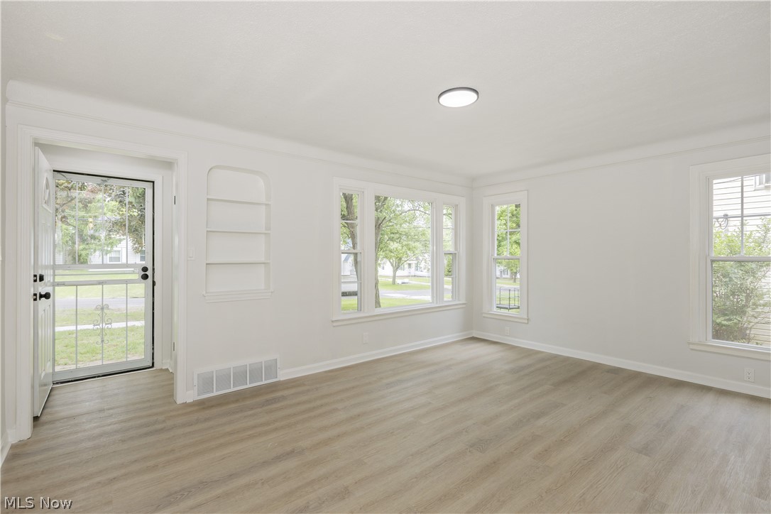 17917 McCracken Road Maple Heights, OH 44137 - Photo 3 of 48 Spacious living room