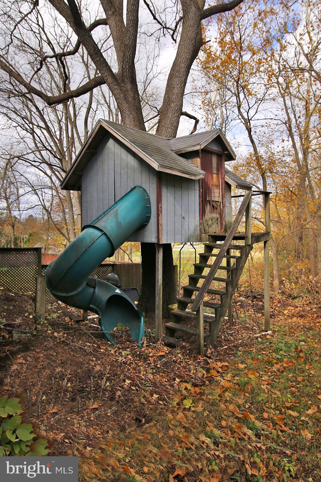 150 Anthracite Road Lebanon, PA 17042 - Photo 48 of 57 a backyard of a house with table and chairs