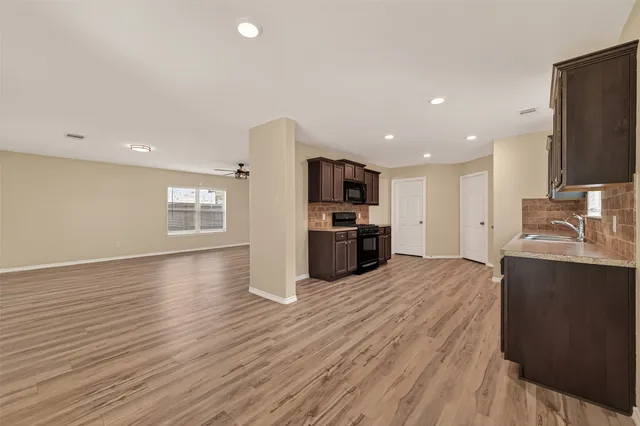 $299,000 | 1308 Winding Willow Drive, Pinehurst, TX 77362