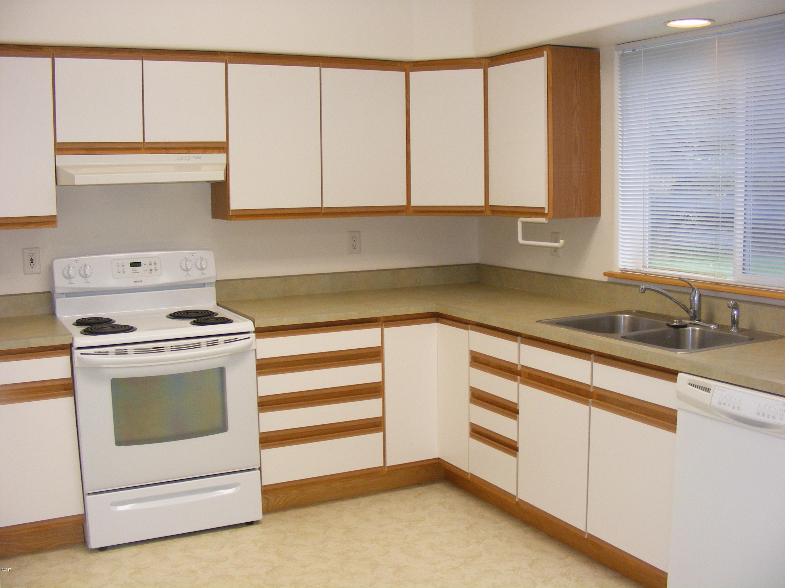 225 Southwest 30th Street Newport, OR 97366 - Photo 11 of 23 kitchen