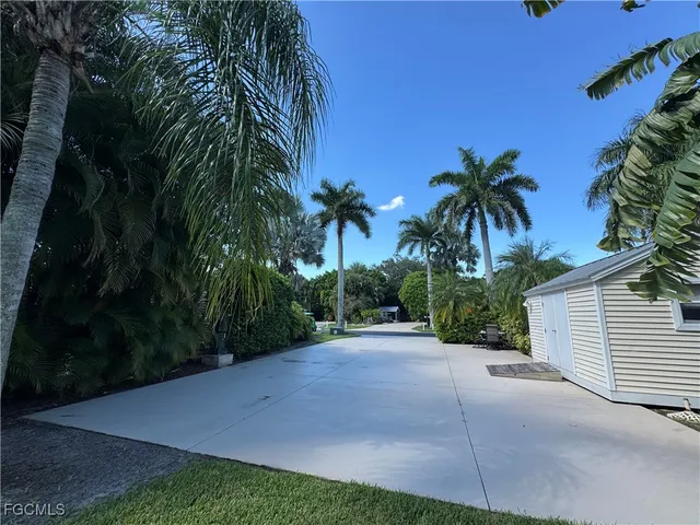 a view of a backyard