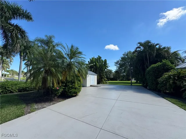 a view of a backyard