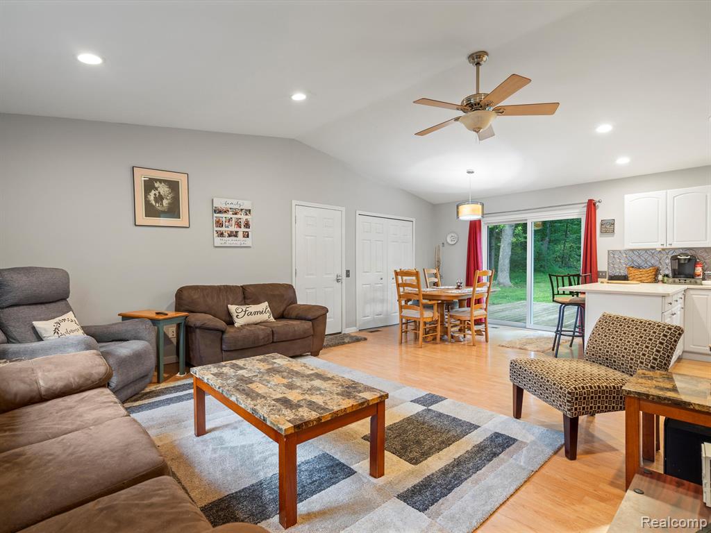 7666 Clintonville Road Clarkston, MI 48348 - Photo 4 of 32