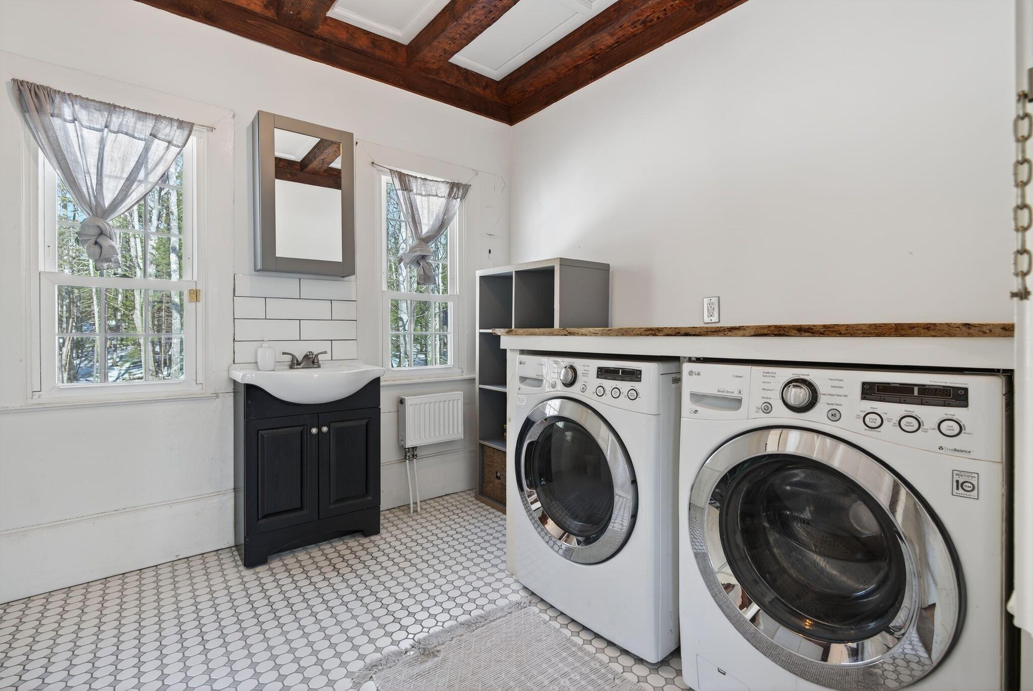 10 Lower Flying Point Road Freeport, ME 04032 - Photo 19 of 37 Full Bath/Laundry Room